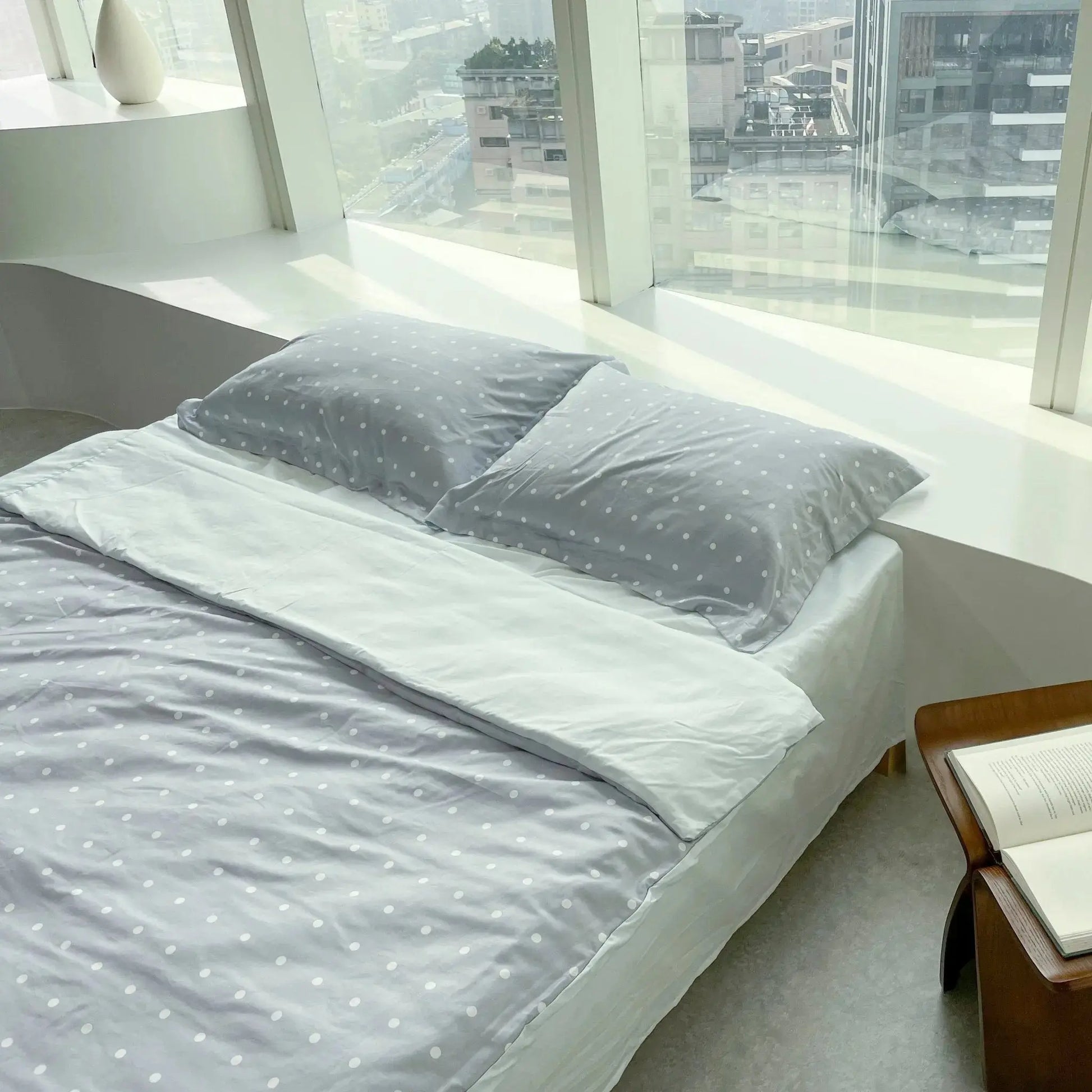 【Savamunt賽芙嫚】 美國品牌寢具 奧地利蘭精天絲™莫代爾 標準/加大雙人 四件床包組/薄被套/鋪棉兩用被(灰點點) - 采寓生活館采寓生活館-德國NaSaDen台灣總代理